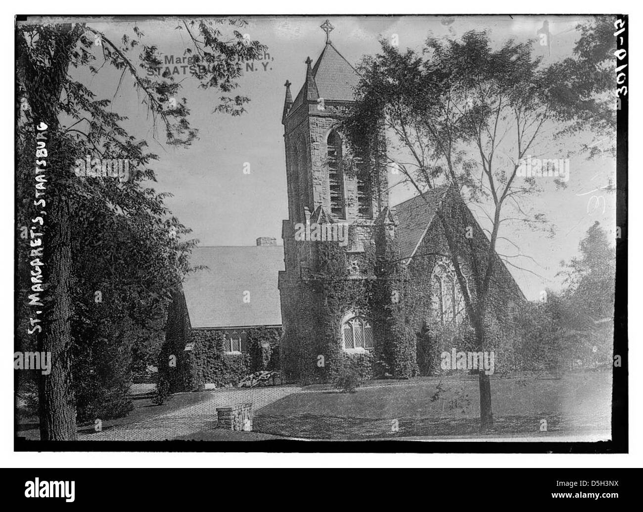 Una fotografia della chiesa episcopale di Santa Margherita a Staatsburg, New York, che mostra la sua croce celtica e l'architettura ricoperta di edera. Foto Stock
