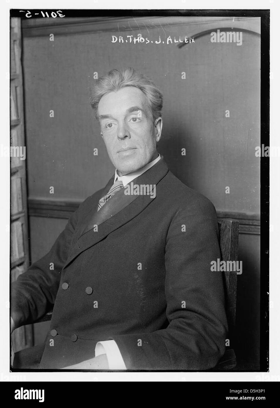 Questa fotografia mostra il dottor Thos. J. Allen, un medico, seduto in un ritratto professionale. L'immagine mette in evidenza il suo ruolo nel campo medico durante i primi anni del XX secolo, sottolineando l'importanza degli operatori sanitari all'epoca. Foto Stock