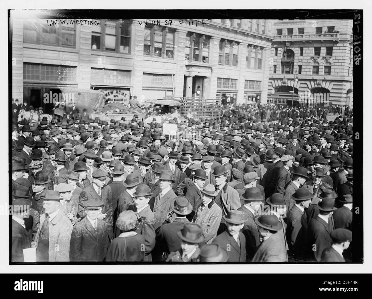 Un raduno del 1914 a Union Square, New York City, con membri dell'International Workers of the World (I.W.W.) che sostenevano l'anarchismo, il socialismo e l'anti-capitalismo. Foto Stock