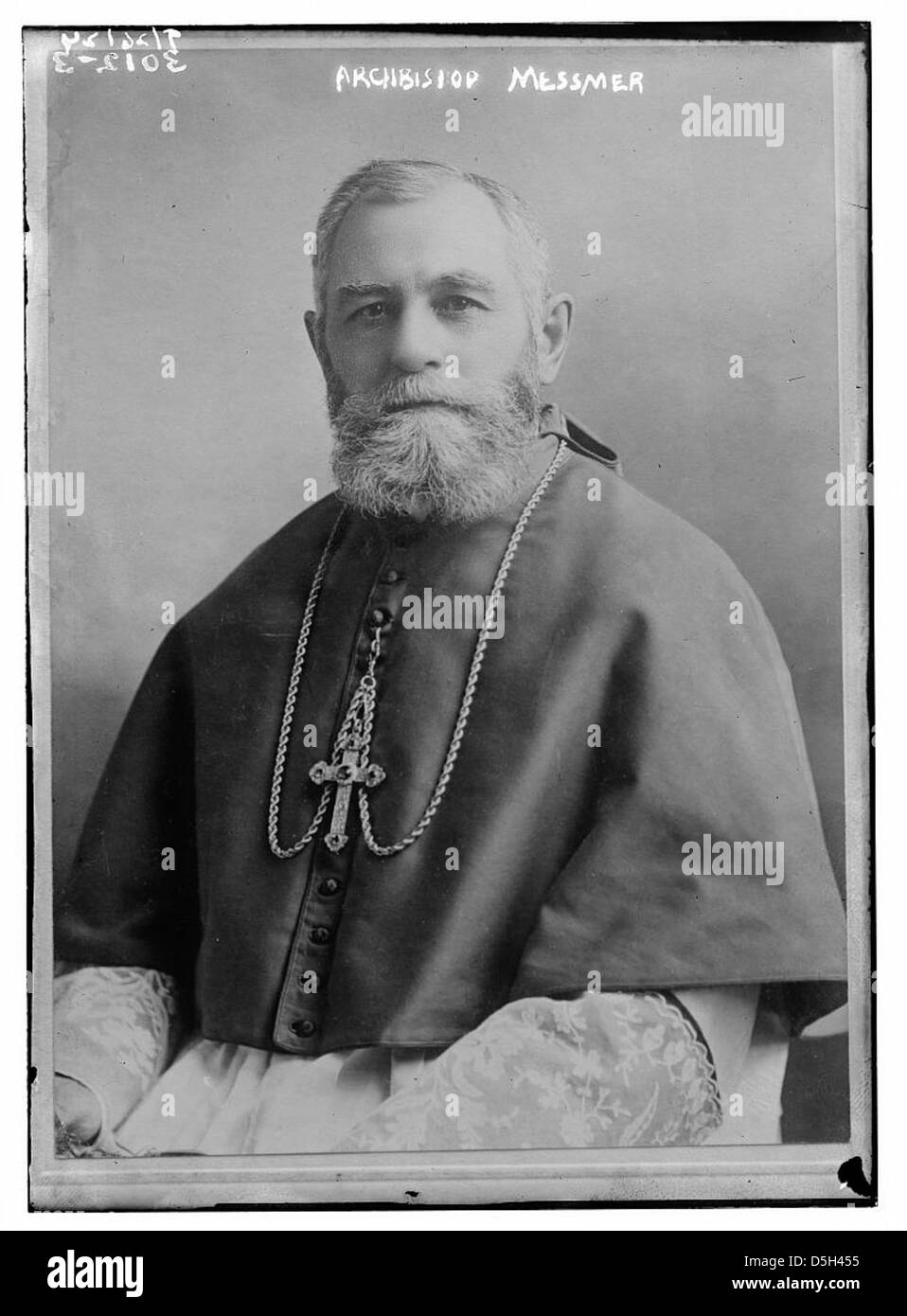 L'arcivescovo Messmer, arcivescovo cattolico di origine svizzera, è raffigurato in questa fotografia seduta nei suoi paramenti, simboleggiando il suo ruolo di guida nella Chiesa cattolica di Milwaukee. Foto Stock