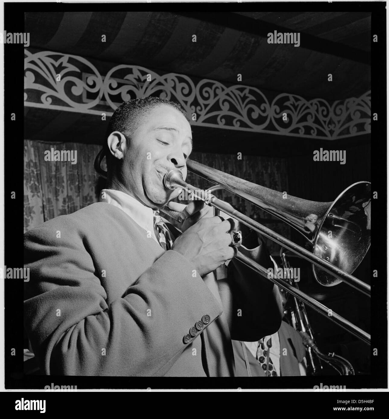 Ritratto di Henry Wells, un musicista jazz fotografato in un acquario di New York durante gli anni '1940 L'immagine mette in risalto la scena culturale di New York del dopoguerra e la scena musicale che fiorì nella città. Foto Stock