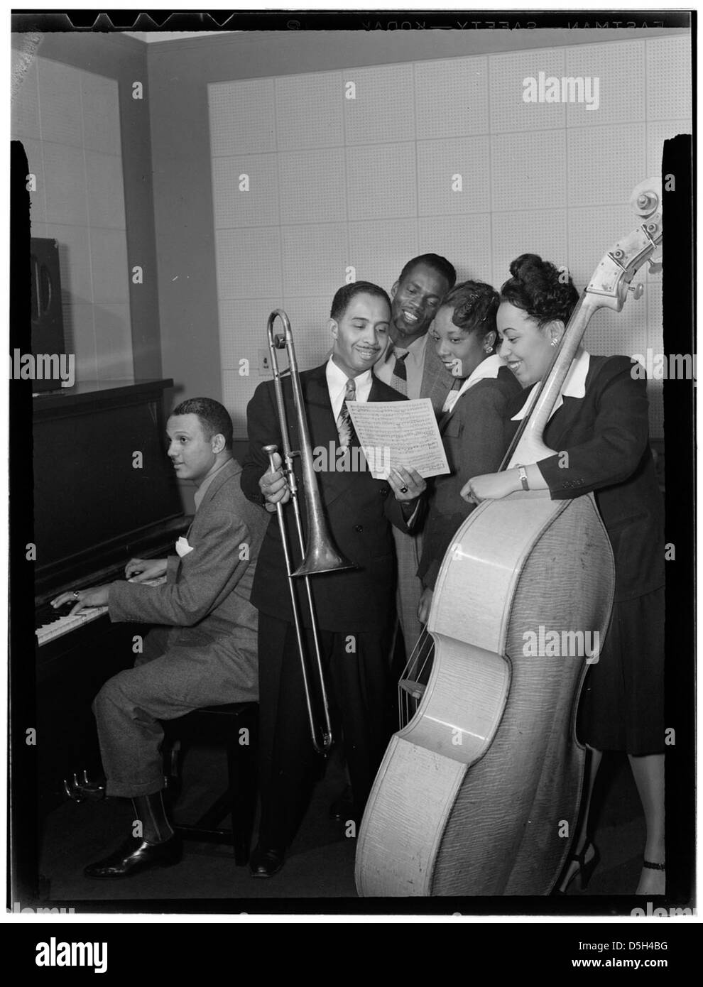 Un ritratto di Henry Wells, una figura importante nella musica jazz, scattato a New York nel 1946. La fotografia sottolinea il ruolo di Wells nella scena jazz. Foto Stock