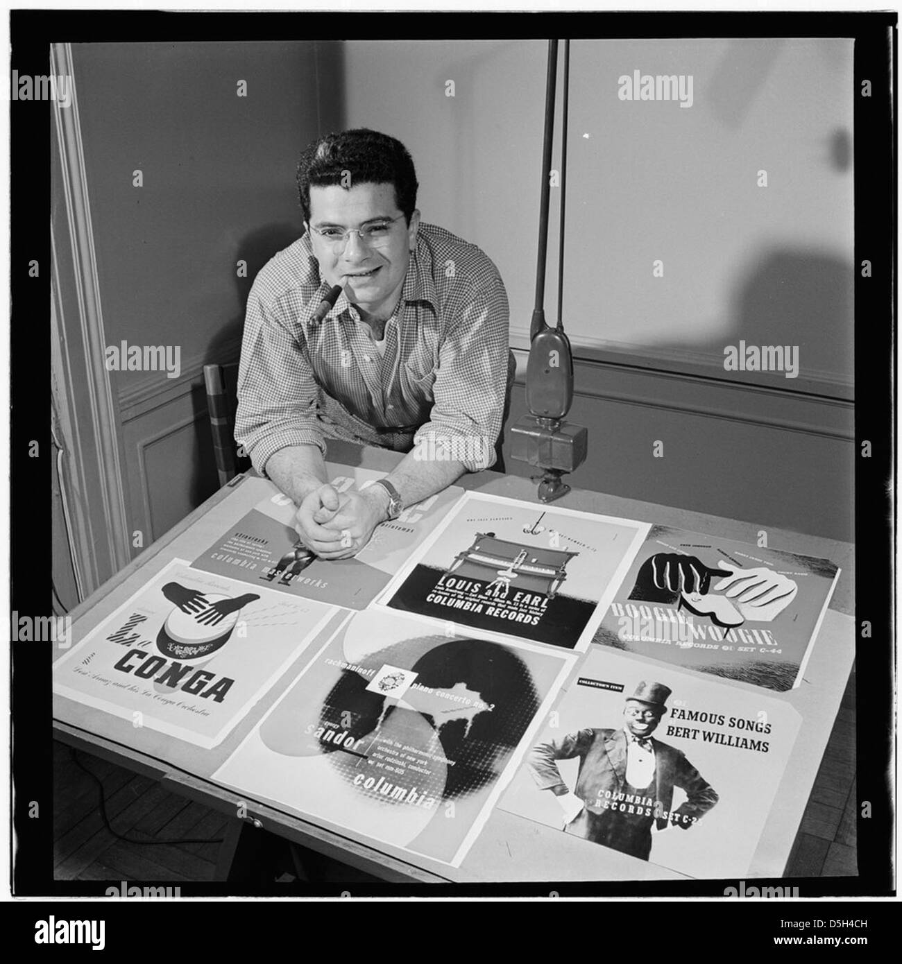 Questo ritratto del 1947 mostra Alex Steinweiss, un pioniere nella grafica e nella copertina dell'album. Steinweiss è accreditato di aver rivoluzionato l'industria musicale creando le prime copertine illustrate per album. Foto Stock