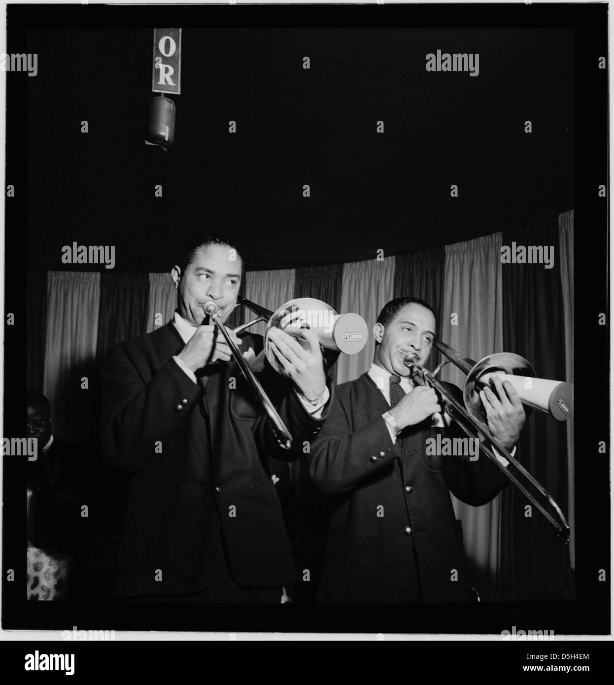 Un ritratto dei musicisti jazz Dicky Wells e Henry Wells, catturato a New York intorno al gennaio 1947. L'immagine mostra i musicisti di Eddie Condon's, un famoso jazz club, enfatizzando il loro contributo alla scena jazz. Foto Stock