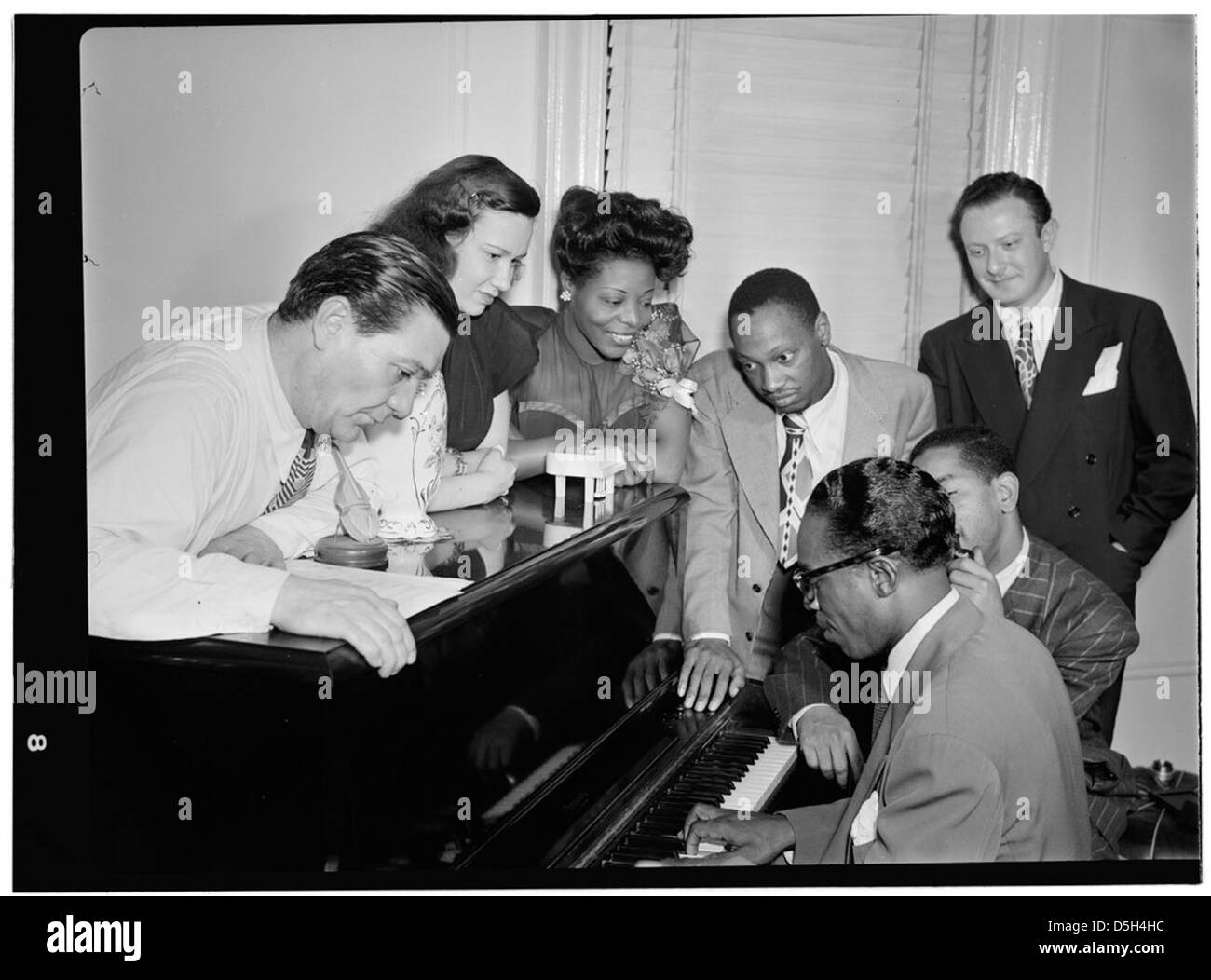 [Ritratto di Jack Teagarden, Dixie Bailey, Mary Lou Williams, Tadd Dason, Hank Jones, Dizzy Gillespie, e Milt Orent, appartamento di Mary Lou Williams, New York, N.Y., ca. Agosto 1947] (LOC) Foto Stock