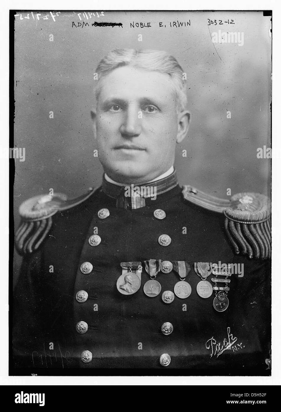 Questo ritratto mostra l'ammiraglio Noble E. Irwin in uniforme militare completa, con spalline e bottoni di ottone, enfatizzando il suo grado navale e lo status di ammiraglio della Marina degli Stati Uniti. Foto Stock