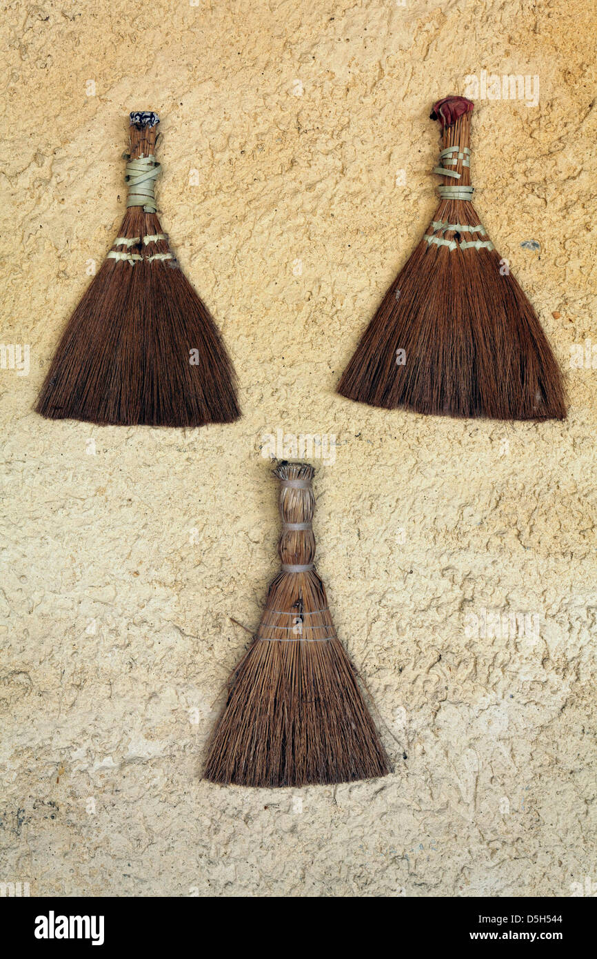 Scope a mano sul muro, regione della Provenza di Francia Foto Stock