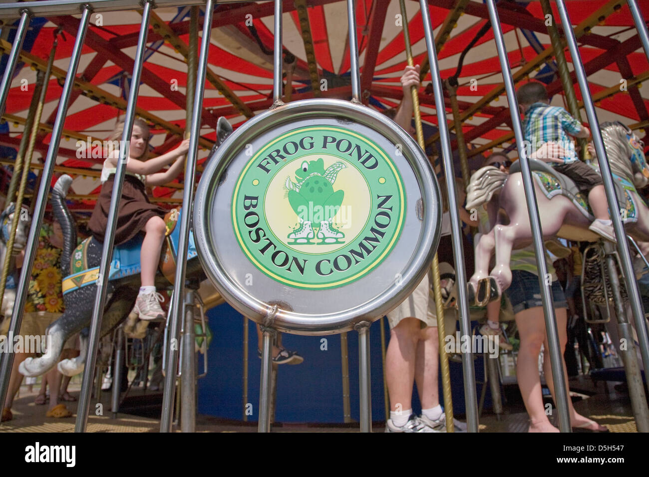 Bambini cavalcare il Frog Pond Merry-Go-Round in Boston Common Park del Memorial Day, 2011, Boston, MA Foto Stock