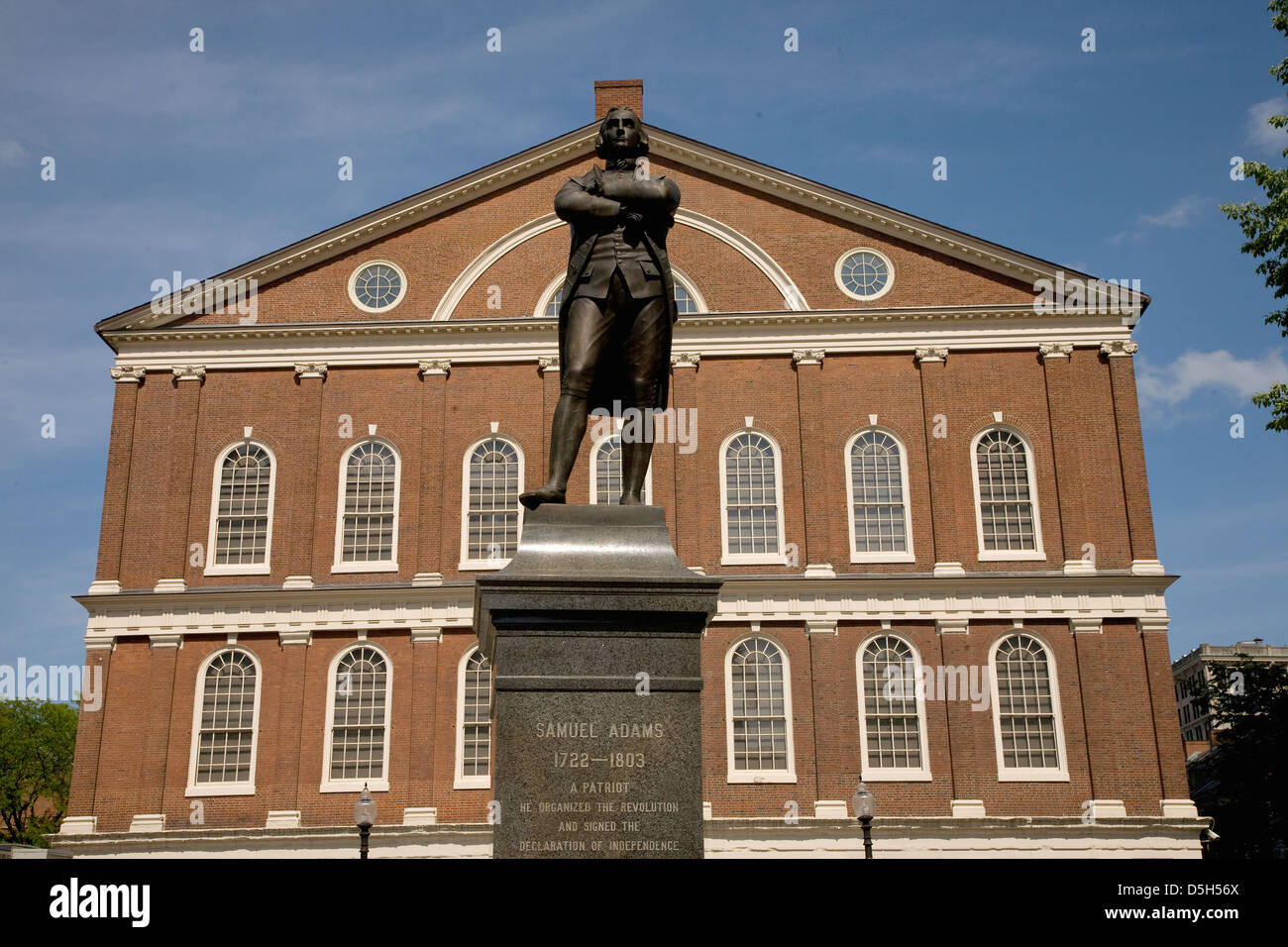 Statua del patriota rivoluzionario, Samuel Adams, 1722-1803, nella parte anteriore della storica Faneuil Hall, Boston, MA Foto Stock