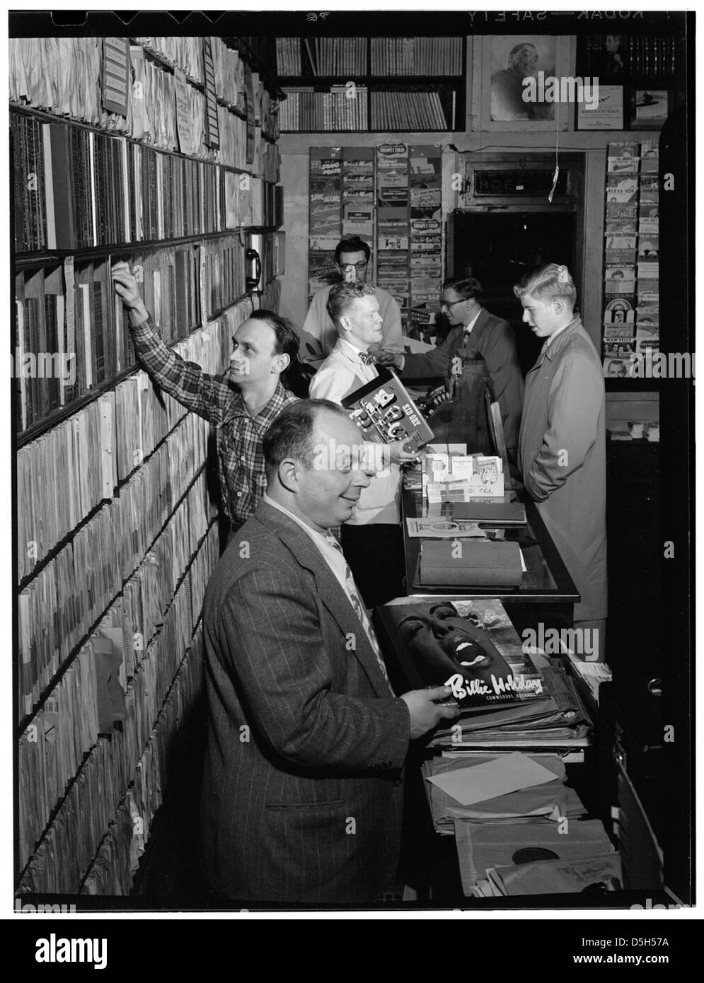 [Ritratto di Herbie Hill, Lou Blum e Jack Crystal, Commodore Record Shop, New York, N.Y., ca. Agosto 1947] (LOC) Foto Stock