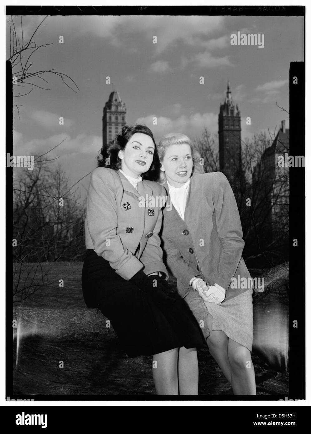 Questo ritratto mostra Doris Day e Kitty Kallen a Central Park, New York, intorno all'aprile 1947. Entrambi sono famosi cantanti dell'epoca, visti insieme in un momento sincero. Catturata da un fotografo sconosciuto, questa immagine riflette un momento di cultura delle celebrità durante la metà del XX secolo, mettendo in risalto le personalità di queste famose figure. Foto Stock Questo ritratto mostra Doris Day e Kitty Kallen a Central Park, New York, intorno all'aprile 1947. Entrambi sono famosi cantanti dell'epoca, visti insieme in un momento sincero. Catturata da un fotografo sconosciuto, questa immagine riflette un momento di cultura delle celebrità durante la metà del XX secolo, mettendo in risalto le personalità di queste famose figure. Foto Stock