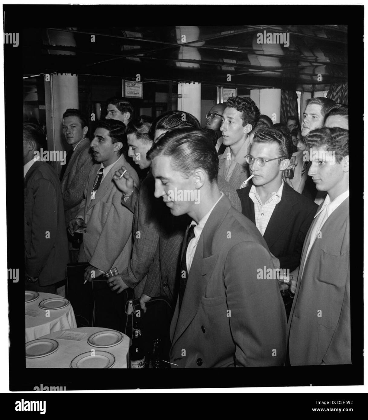 La scena jazz del Downbeat Club di New York è catturata in questa fotografia del 1948 circa, che mostra la vivace vita notturna e la cultura musicale. Foto Stock