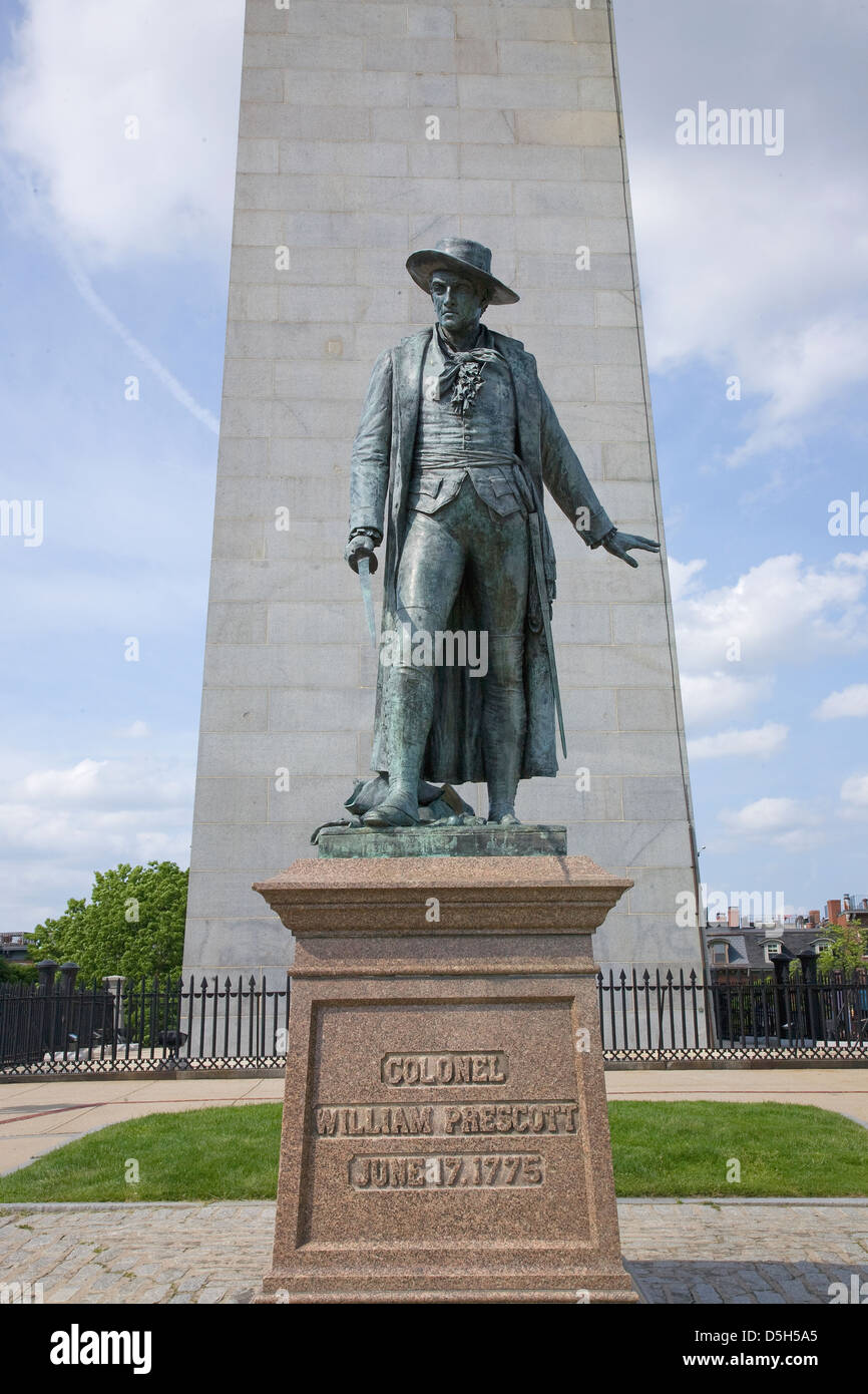 Statua Colonnello Wiliam Prescott sorge nella parte anteriore di Bunker Hill Memorial. sorge a 221 metri di altezza razza Hill il sito la prima grande Foto Stock