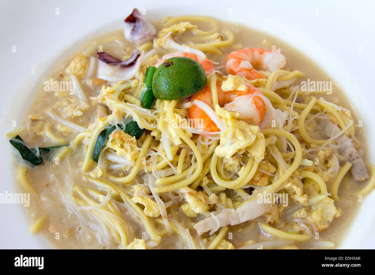 Hokkien Stir Fry giallo e spaghetti di riso tagliatelle con gamberi calamari uova e carne di maiale Closeup Foto Stock