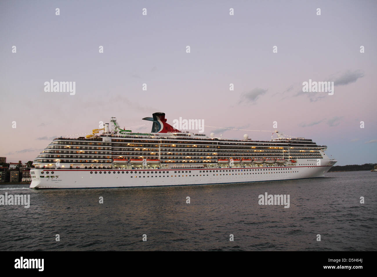 Lo spirito del Carnevale le vele al di fuori del porto di Sydney all'inizio di 9 notte tour del Sud Pacifico. Il 2 aprile 2013. Sydney, NSW, Australia. Credito: Richard Milnes / Alamy Live News Foto Stock