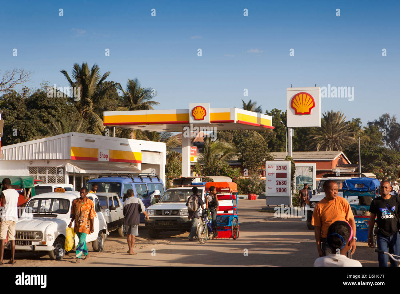 Madagascar, Toliara, distributore di benzina Shell opposta stazione Taxi Brousse station Foto Stock