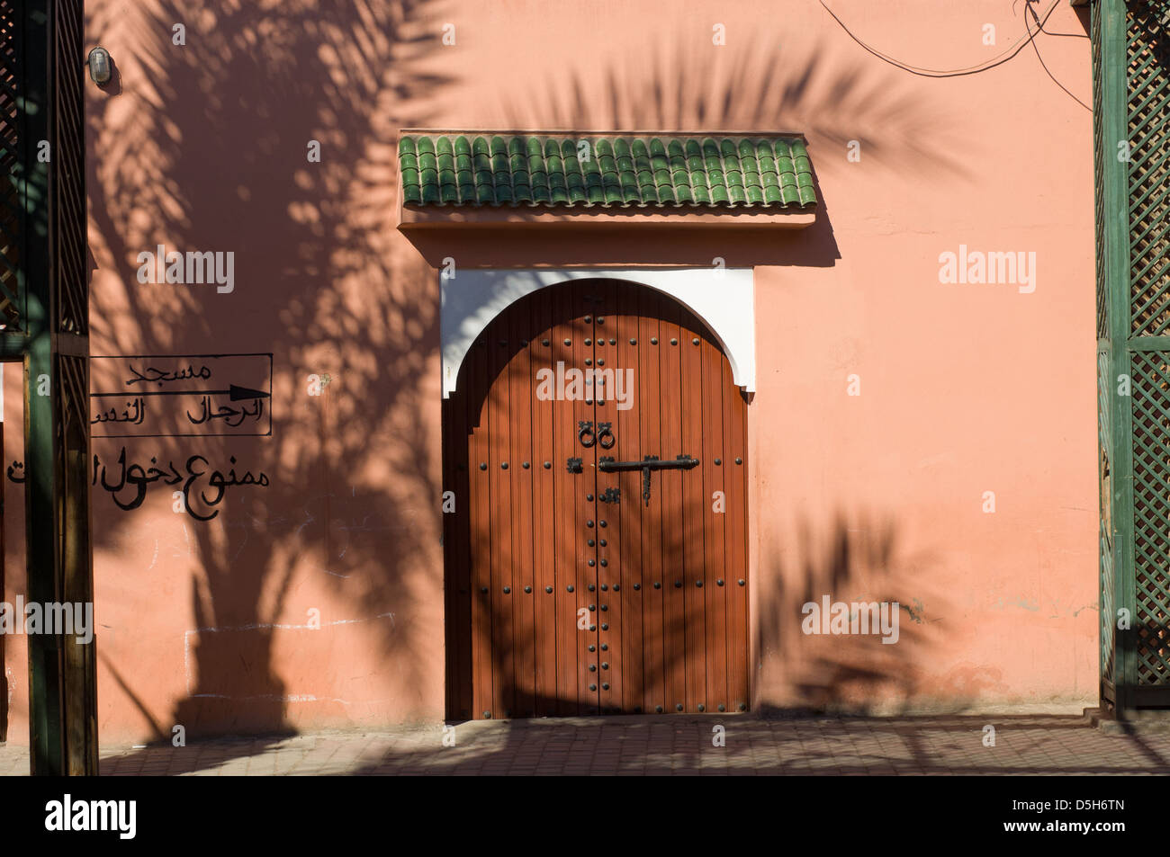 Ombra di Palm tree in una piazza nei pressi della Mellah, Marrakech, Marocco Foto Stock