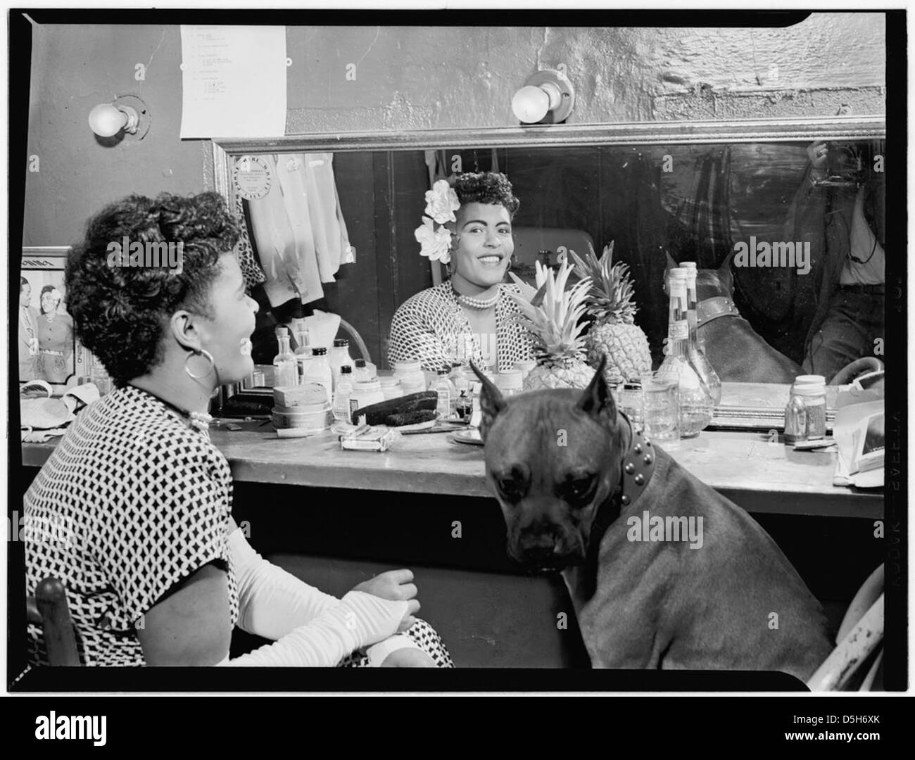 Un ritratto di Billie Holiday, noto come "Lady Day", scattato nel giugno 1946 al Downbeat Club di New York. L'immagine mostra il suo backstage, riflettendo la sua influenza sul jazz e sulla musica americana durante la metà del XX secolo. Foto Stock
