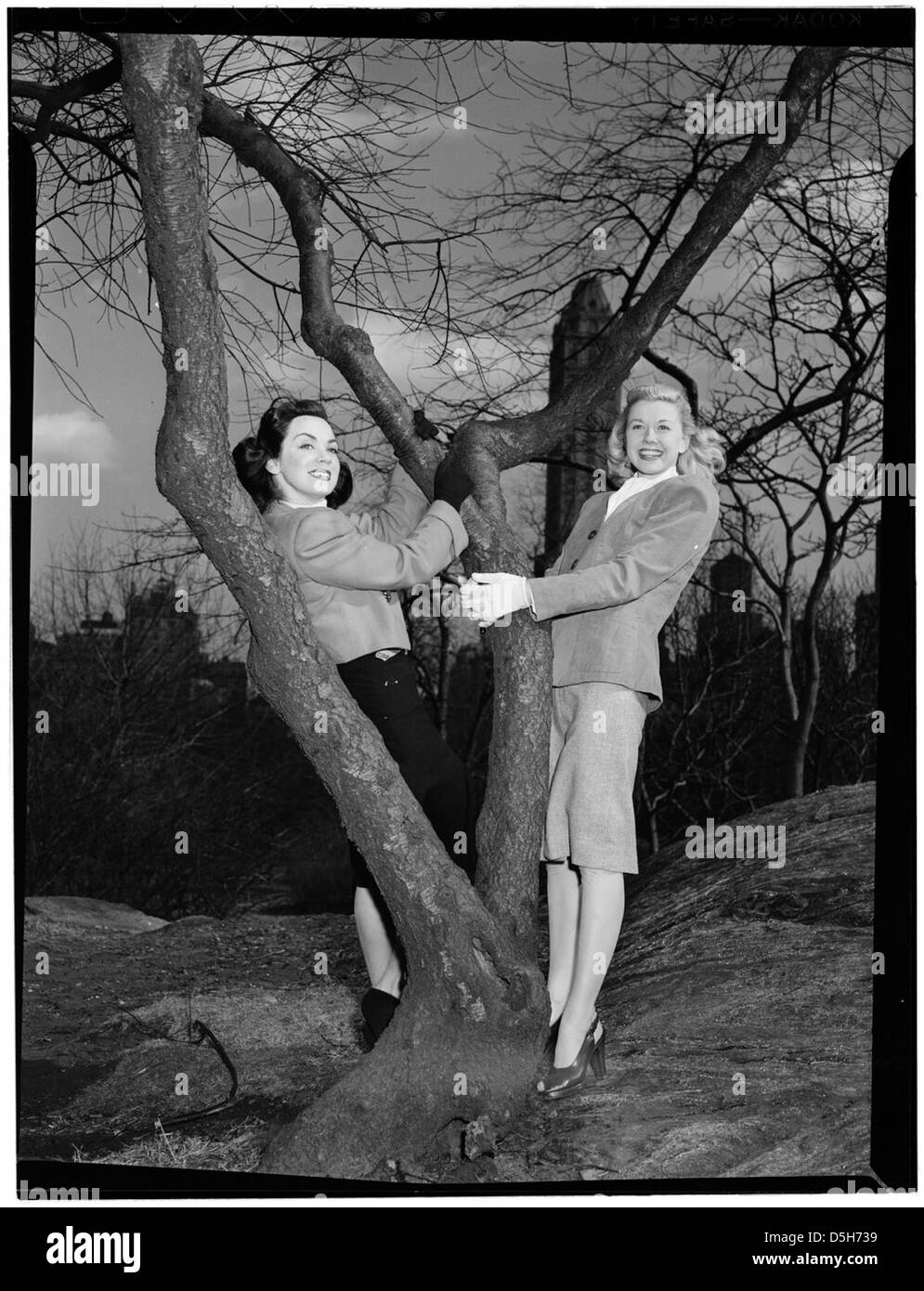 [Ritratto di Doris Day e Kitty Kallen, Central Park, New York, N.Y., ca. Apr. 1947] (LOC) Foto Stock