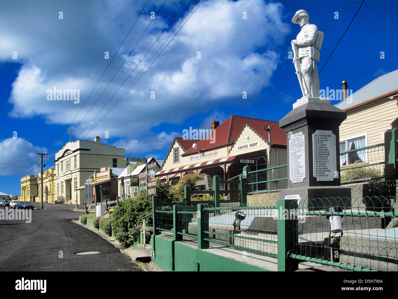 Australia e Tasmania settentrionale, Stanley, vista di Church Street con il memoriale di guerra Foto Stock