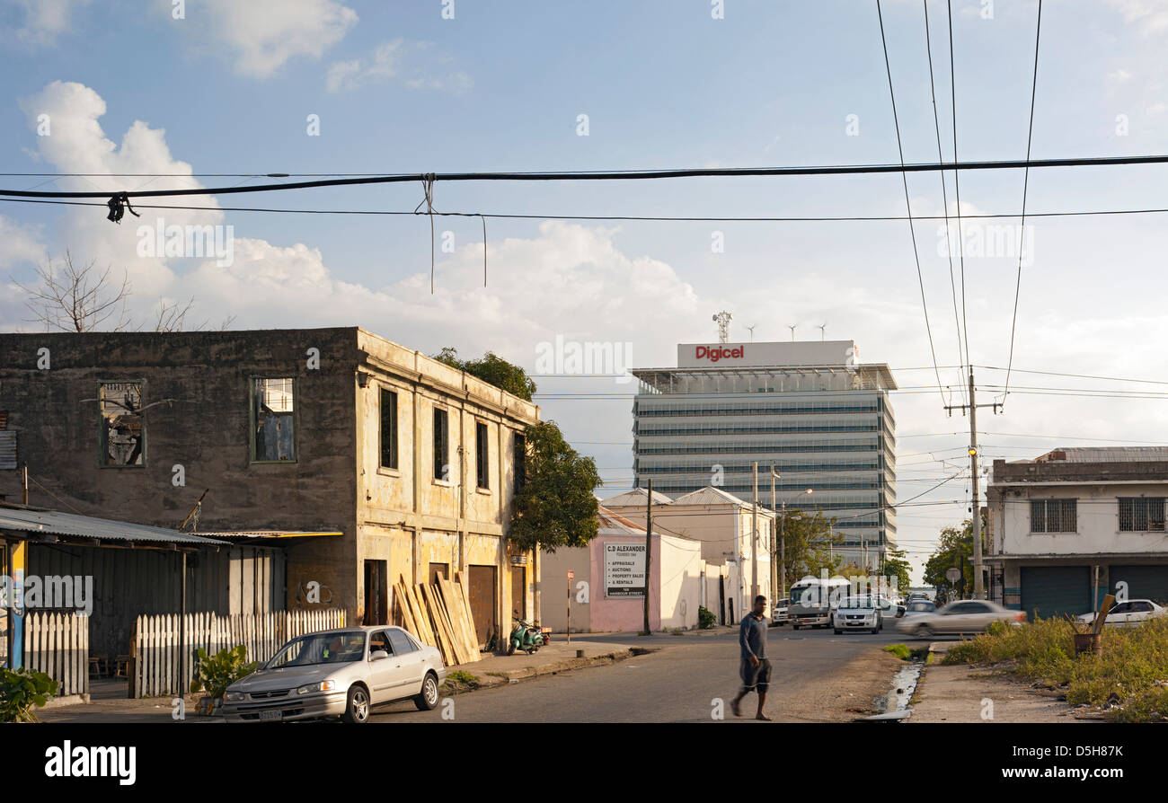 Digicel sede dei Caraibi, Kingston, Giamaica. Architetto: de Blacam & Meagher, 2013. Street View di elevazione del nord. Foto Stock