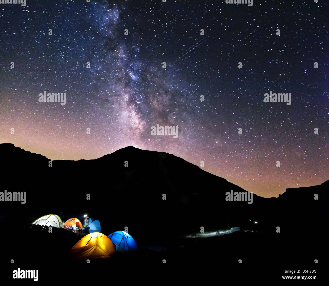 Cielo notturno e la via lattea su tende da campeggio Foto Stock