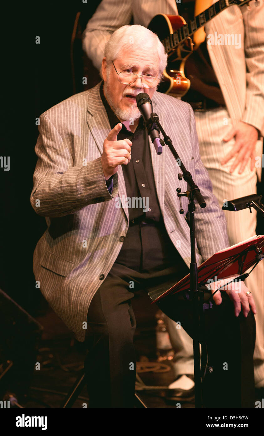 Il cantante tedesco-americana Bill Ramsey esegue durante un concerto presso il teatro Wintergarten di Berlino, Germania, 02 aprile 2013. Foto: Joerg Carstensen Foto Stock