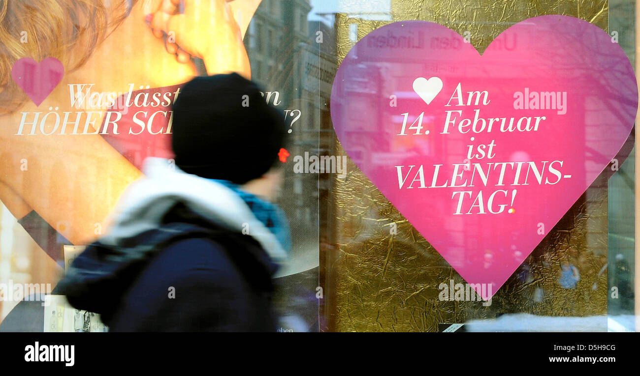 Un ragazzo cammina da un vitrine di un salone di bellezza a Berlino, Germania, 01 febbraio 2010. Vi è grande cuore visualizzato, dove si può leggere la parola ''Il 14 febbraio è il giorno di San Valentino". Foto: Alina Novopashina Foto Stock