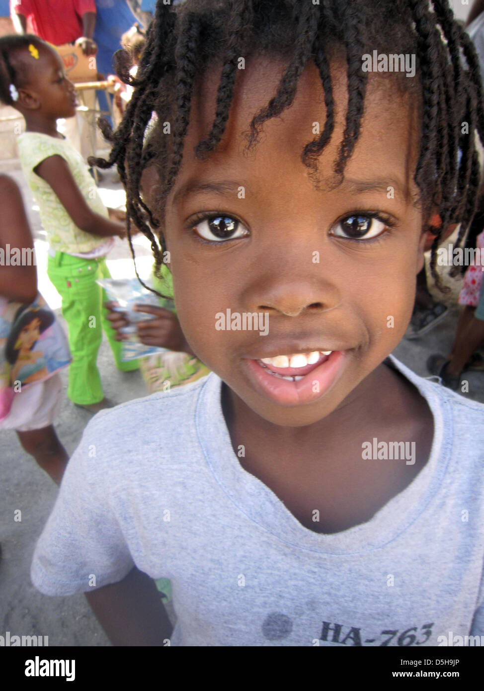 Una ragazza haitiana raffigurata nell'Emergenza bambini centro aiuti a Port-au-Prince, Haiti, 01 febbraio 2010. Non ci sono numeri su come molti bambini che hanno perso i loro genitori nel devastante terremoto. Il governo di Haiti teme che i bambini potevano essere adottate all'estero che potrebbe ancora avere la famiglia in Haiti. Foto: Ulrike Koltermann Foto Stock