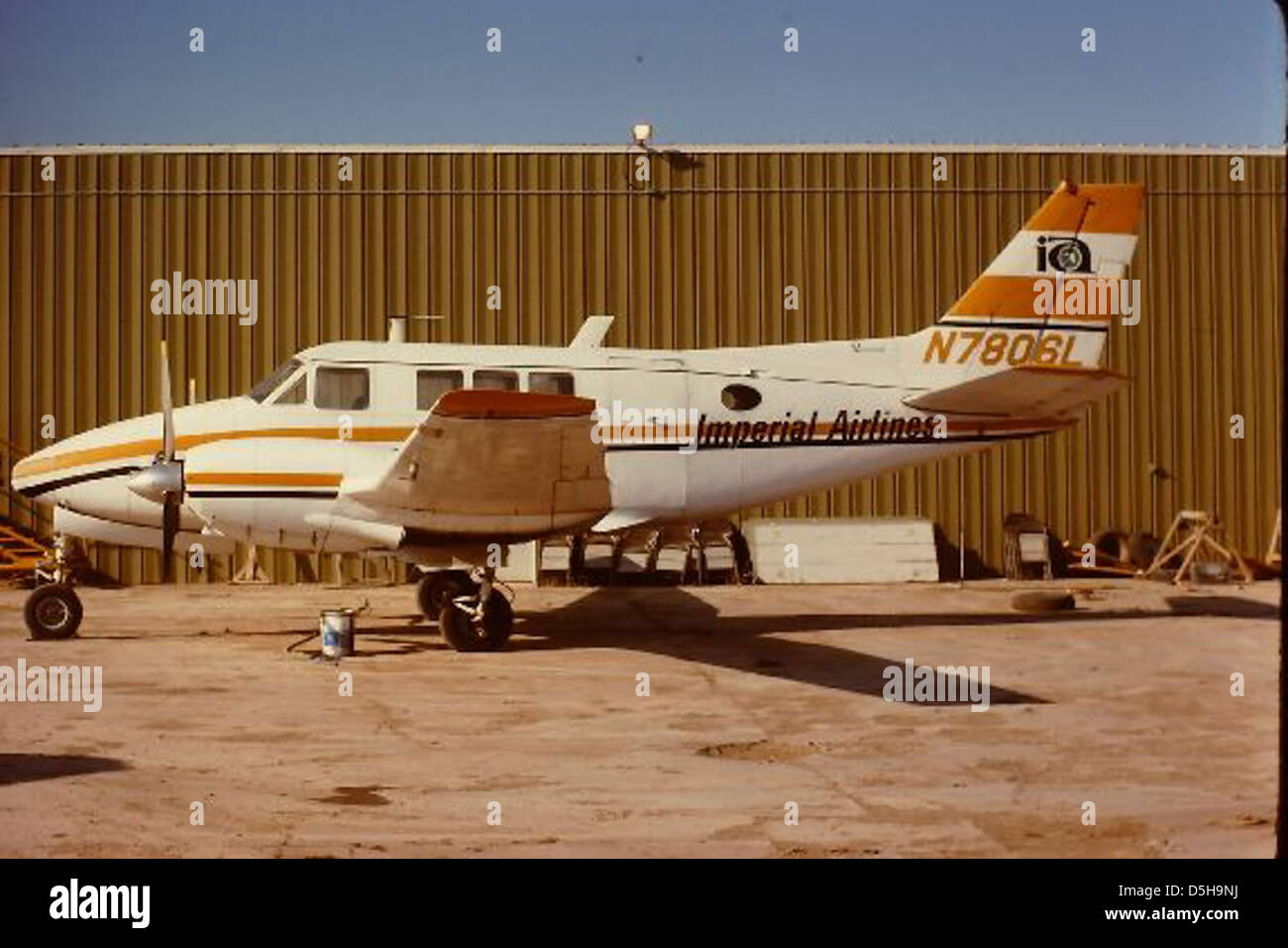 Il Beech 65-B80 Queen Air, registrazione N7806L, fa parte della collezione SDASM. Rappresenta l'evoluzione del design degli aeromobili leggeri ed è notevole per il suo ruolo nella storia dell'aviazione. Il copyright dell'immagine appartiene AD ESEMPIO a Quastler. Foto Stock