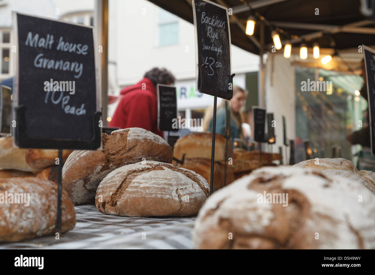 Un artigiano locale panificio vendendo i loro pani in un mercato a Basingstoke Town Center Foto Stock