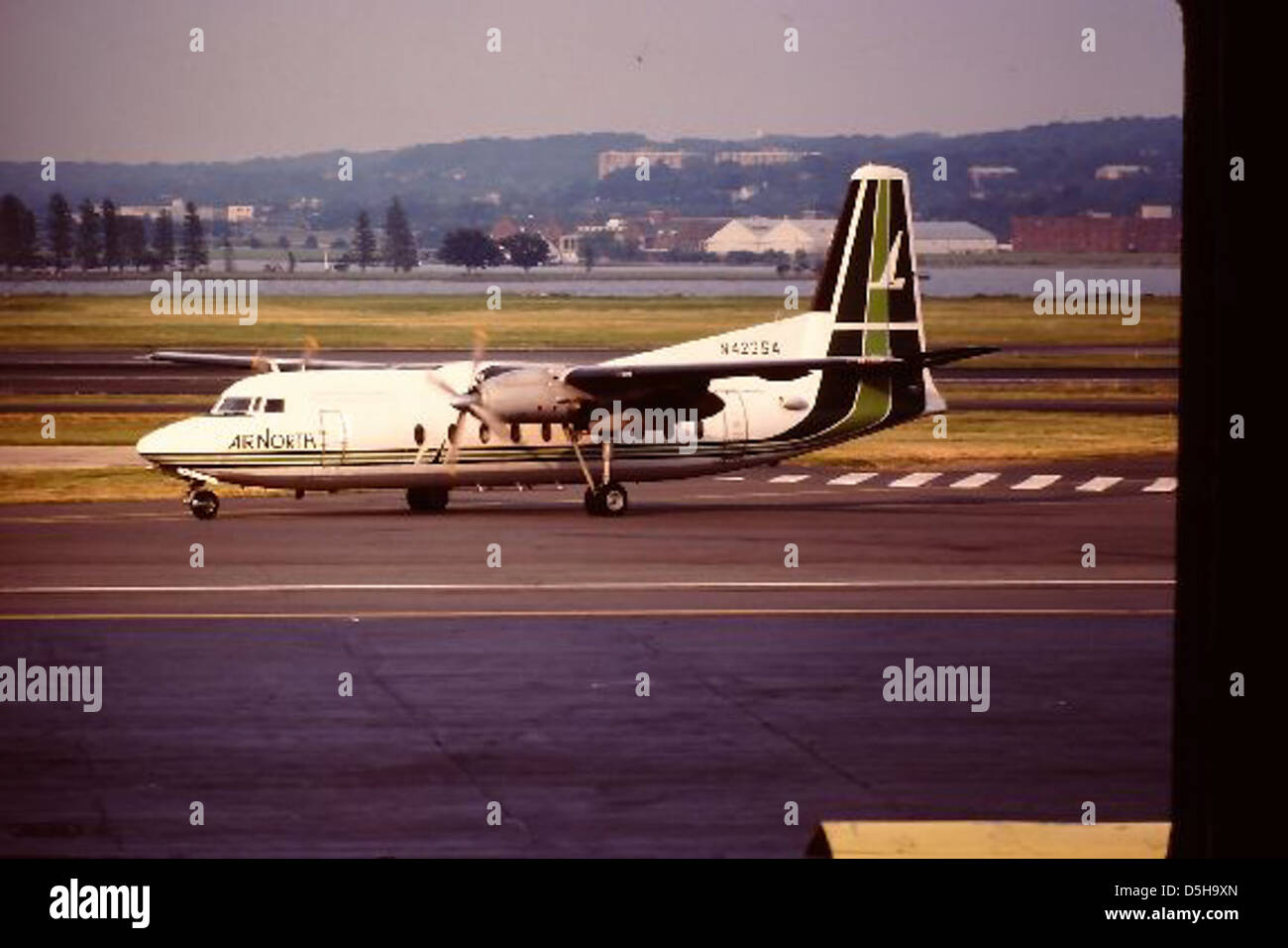 Il Fokker F27 Friendship, registrazione N423SA, viene visualizzato in SDASM. Questo turboelica bimotore è stato ampiamente utilizzato per i voli regionali ed è una parte significativa della storia dell'aviazione. Foto Stock