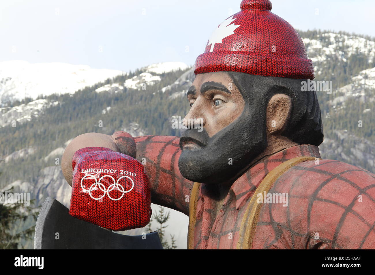 Una figura di lumberjack lo zio Sam indossando i guanti con anelli olimpici sorge accanto ad una strada in Squamish British Columbia Canada 04 febbraio 2010. In Canada la terza piu grande