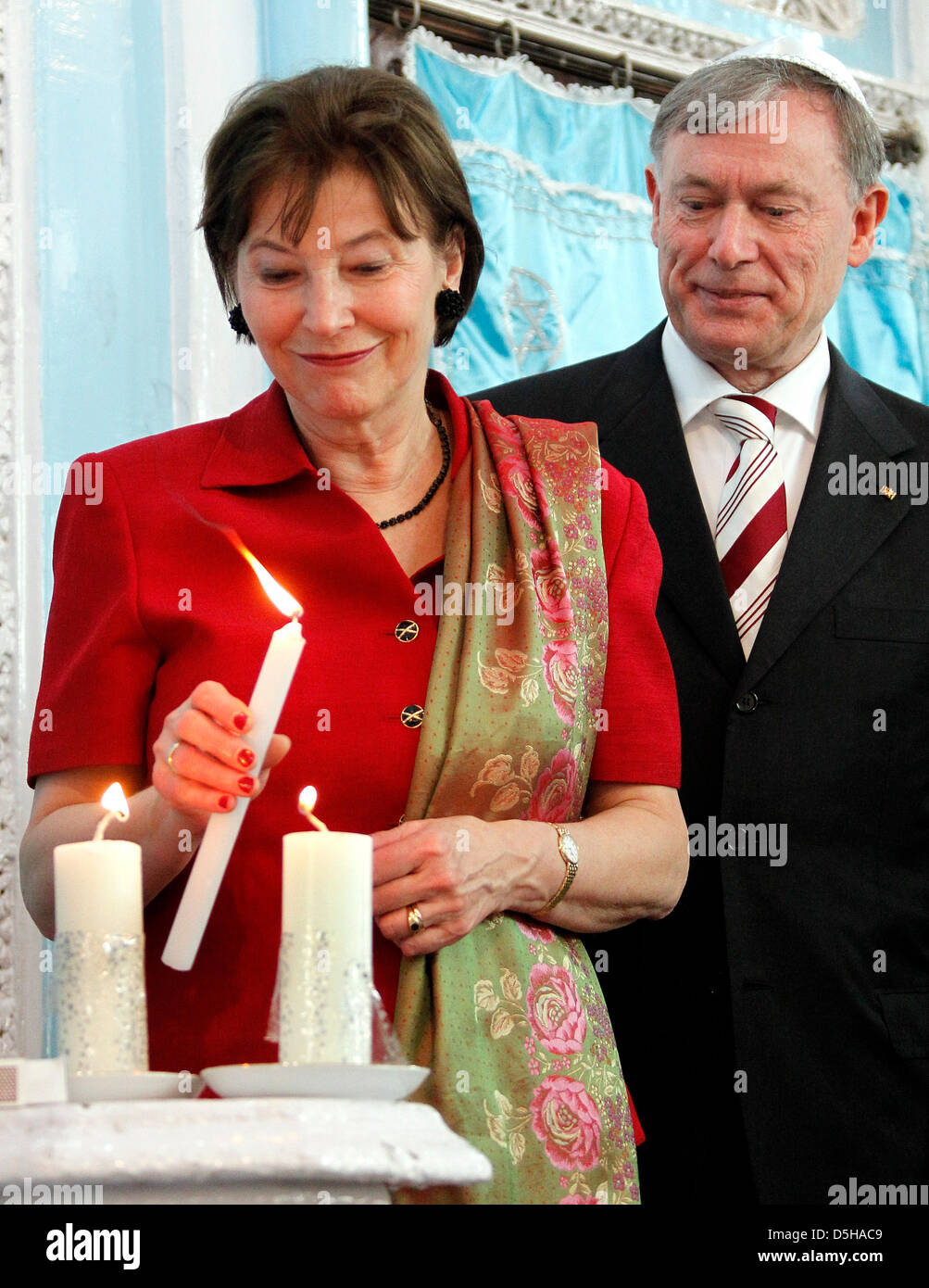 Bundespräsident Horst Köhler und seine Frau Eva Luise besuchen am Freitag (05.02.2010) in Mumbai in Indien die jüdische Synagogue Keneseth Eliyahoo und entzünden eine Kerze. Das deutsche Staatsoberhaupt hält sich zu einem sechstägigen Staatsbesuch in Indien auf und reist danach weiter nach Südkorea. Foto: Wolfgang Kumm dpa Foto Stock