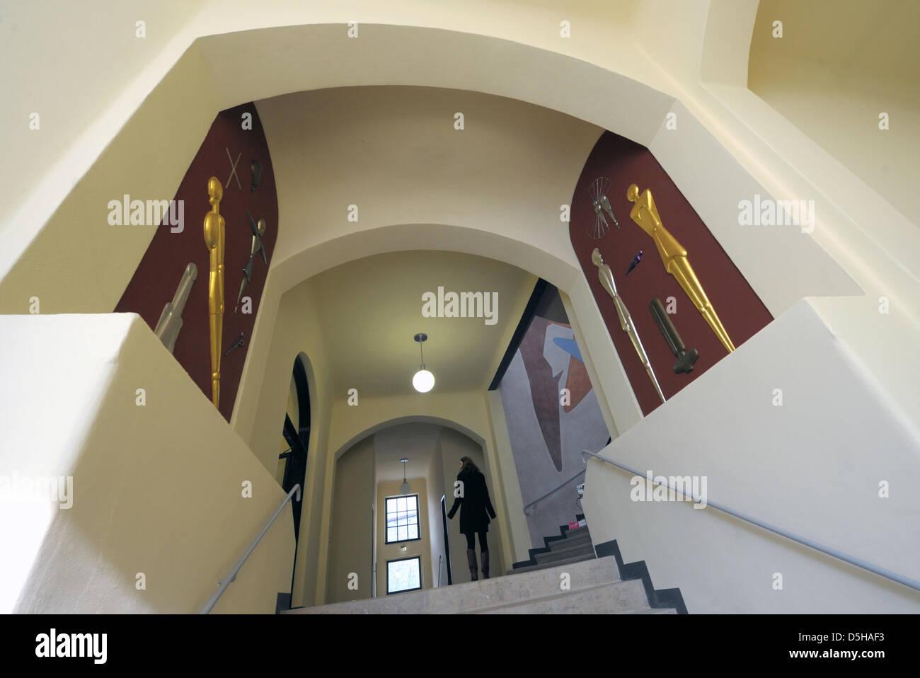 Visualizzare fino alla scala di Van-de-Velde-Building, casa del Bauhaus University art facoltà, a Weimar, Germania, 05 febbraio 2010. L'edificio è stato progettato nel 1905/06 da architetto belga Henry Van de Velde (1863-1957) e restaurata nel 2008 a spese di milioni di euro. Essa fa parte del Patrimonio Mondiale UNESCO. Foto: Jan-Peter Kasper Foto Stock