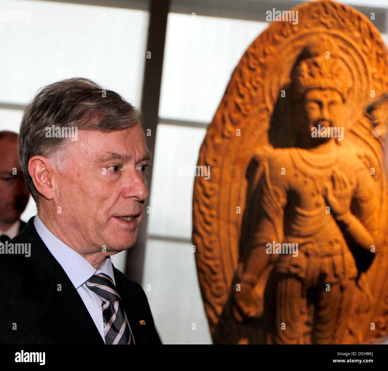 Presidente federale tedesco Horst Koehler visita una collezione di Buddha presso il Museo Nazionale di Seul, Repubblica di Corea, 09 febbraio 2010. Il capo dello stato tedesco risiede per quattro giorni sul occaision di una visita ufficiale in Corea del Sud, dopo aver precedentemente visita in India per sei giorni. Foto: WOLFGANG KUMM Foto Stock