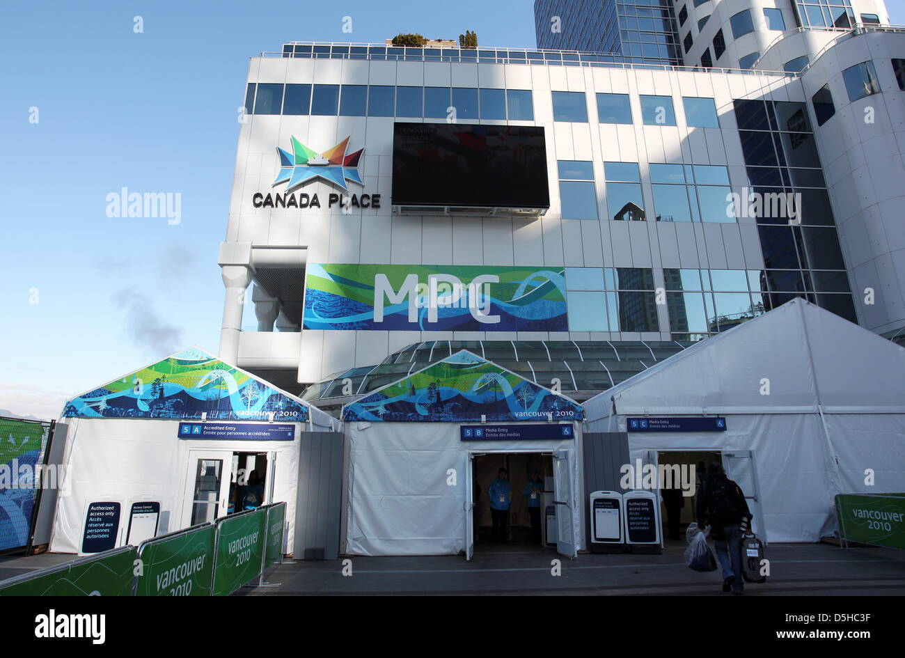 Zelte, in denen sich die Journalisten einer Sicherheitskontrolle unterziehen muessen, stehen am Dienstag (09.02.2010) vor dem Main Press Centre (MPC) in Vancouver, Kanada. Foto: Daniel Karmann dpa Foto Stock