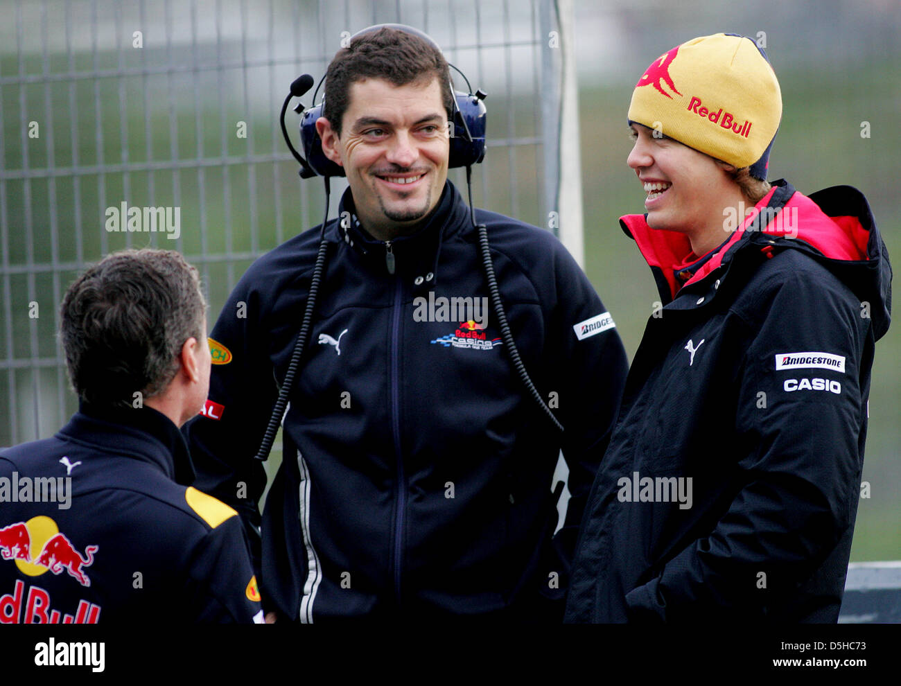 Tedesco di Formula Uno pilota Sebastian Vettel della Red Bull (R) parla di ingegnere di pista di Guillaume Rocquelin (C) ed ex pilota di Formula Uno David Coulthard dopo la presentazione della nuova Red Bull Racing race car RB6 a Jerez de la Frontera, Spagna, 10 febbraio 2010. Il vice campione del mondo Vettel metterà alla prova la RB6 per la prima volta il 12 febbraio 2010. La Formula Uno Stagione 2010 si s Foto Stock