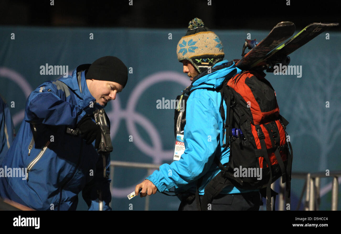 Bode Miller (R) degli Stati Uniti dimostra il suo liftpass ad un volontario durante l'uomo in discesa la formazione presso il Vancouver 2010 Giochi Olimpici in Whistler, Canada, 10 febbraio 2010. Il Vancouver 2010 Giochi Olimpici avranno inizio il 12 febbraio. Foto: Karl-Josef Hildenbrand +++(c) dpa - Bildfunk+++ Foto Stock