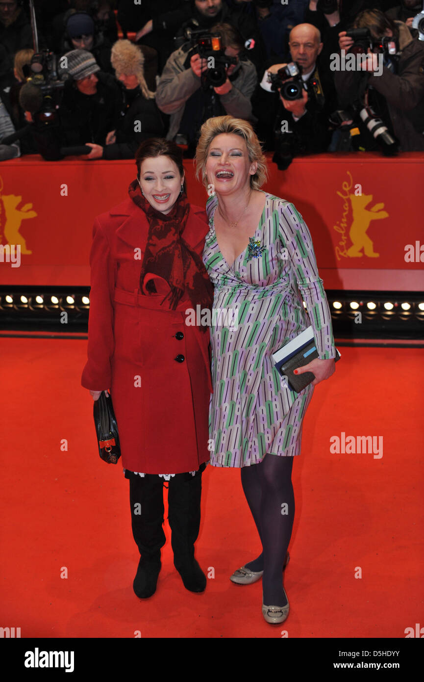 Attrice tedesca Loretta Stern (l) e la vigilia del presentatore Maren Buechner arrivare per la premiere del film "Il ghost writer' durante la sessantesima Berlinale Festival Internazionale del Cinema di Berlino, Germania, venerdì 12 febbraio 2010. Foto: Jörg Carstensen dpa/lbn Foto Stock