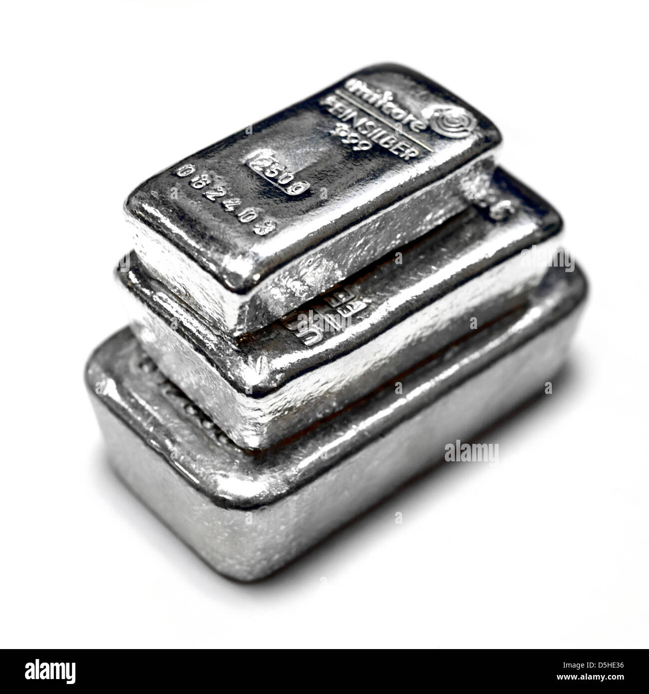 Silver bullion bars in una pila su sfondo bianco Foto Stock