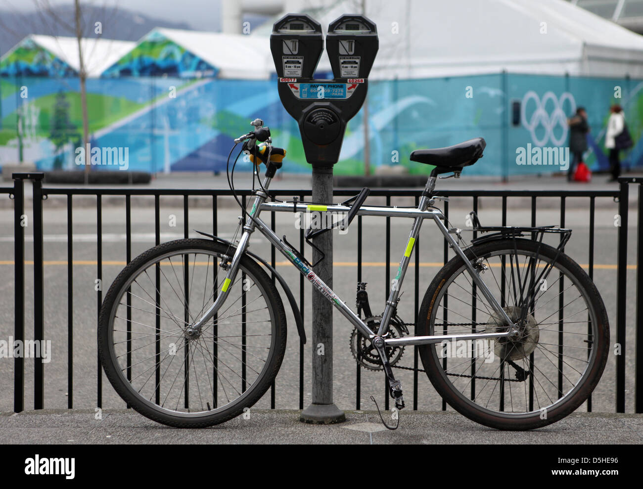 Una bicicletta è collegato ad un misuratore di parcheggio di fronte al Centro Stampa (MPC) durante il Vancouver 2010 Giochi Olimpici a Vancouver, Canada, 12 febbraio 2010. +++(c) dpa - Bildfunk+++ Foto Stock