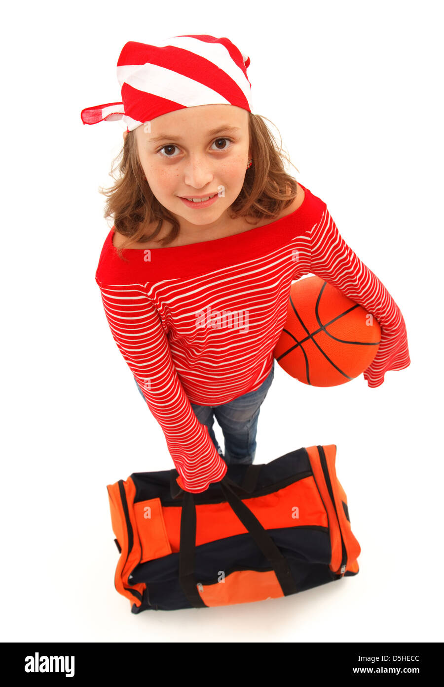 Vista dall'alto di un giovane giocatore di basket della bambina con la sfera e la borsa, indossando fazzoletto a strisce. Isolato su bianco Foto Stock