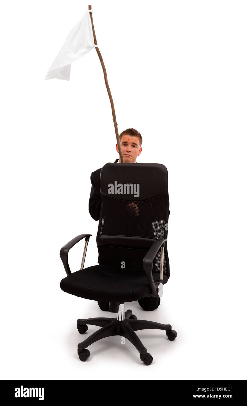 Uomo d'affari dietro la sua sedia, cedendo la battaglia mostrando una bandiera bianca Foto Stock