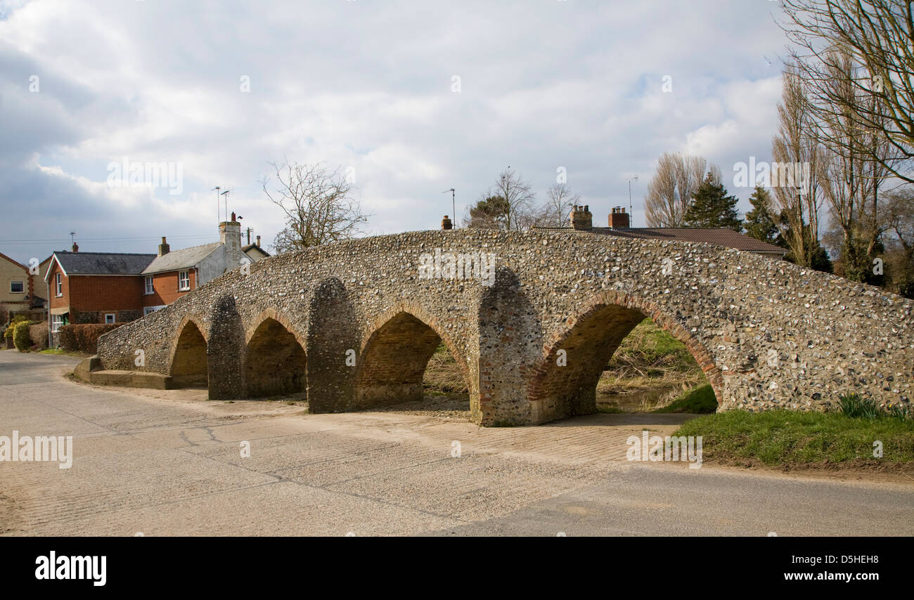 Packhorse medievale Ponte a Moulton, Suffolk, Inghilterra Foto Stock