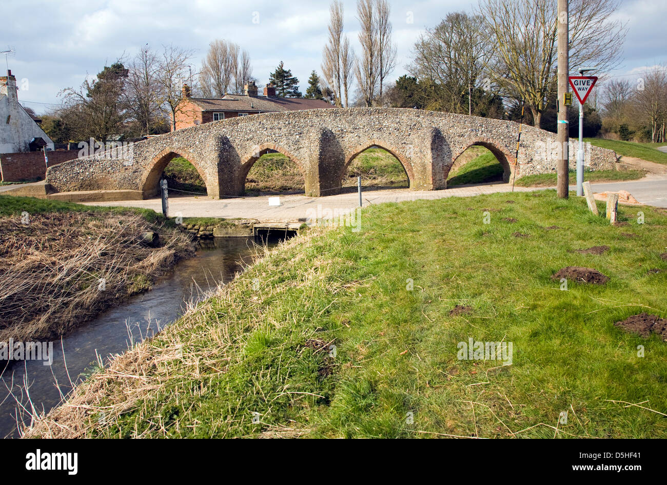 Packhorse medievale Ponte a Moulton, Suffolk, Inghilterra Foto Stock