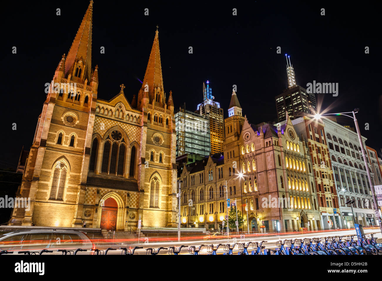 La Flinders Street, Cattedrale di notte, Melbourne, Australia Foto Stock