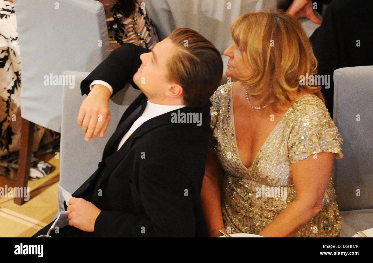 Noi l'attore Leonardo DiCaprio e sua madre Irmelin Indenbirken-DiCaprio frequentare il cinema per la pace la carità di gala in Berlino, Germania, lunedì 15 febbraio 2010. Foto: Jens Kalaene dpa/lbn Foto Stock