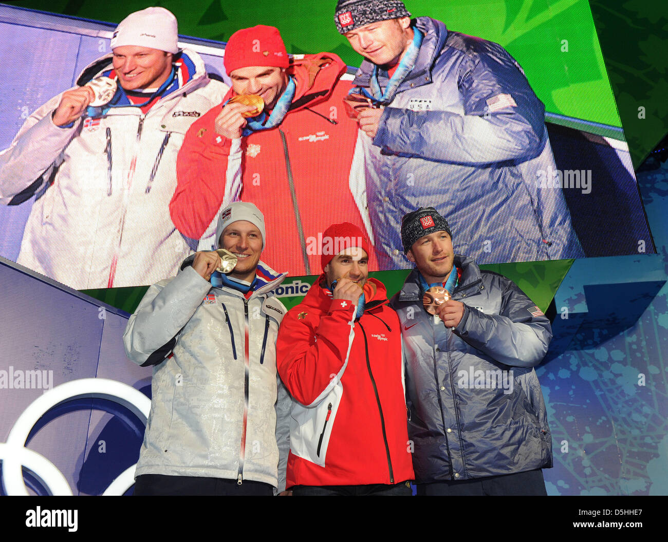 Silver medallist Aksel Lund Svindal di Norvegia (L-R), gold medallist Didier Defago della Svizzera e bronzo medallist Bode Miller di Stati Uniti celebrare durante la premiazione al Sci Alpino uomini in discesa a Whistler Medal Plaza durante il Vancouver 2010 Giochi Olimpici, Whistler, Canada, 15 febbraio 2010. Foto: Martin Schutt Foto Stock