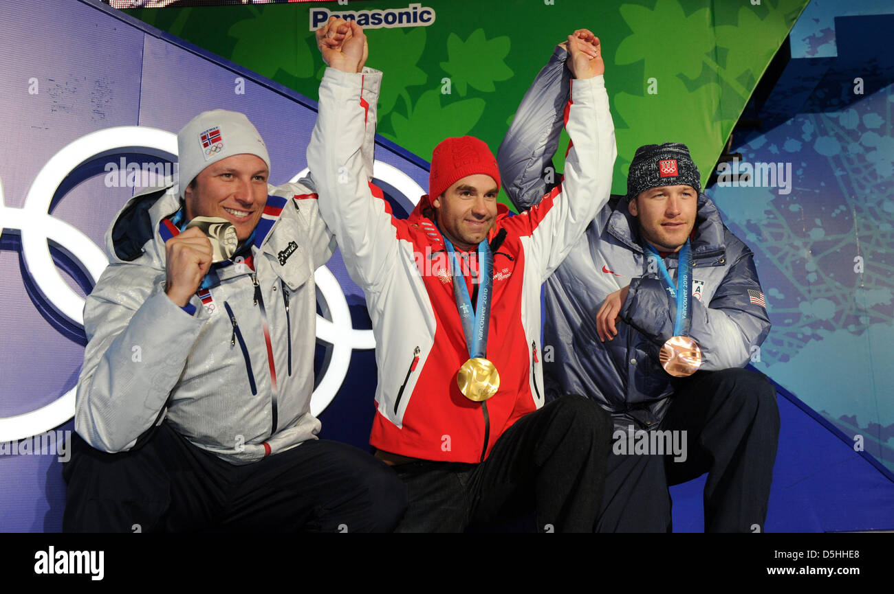 Silver medallist Aksel Lund Svindal di Norvegia (L-R), gold medallist Didier Defago della Svizzera e bronzo medallist Bode Miller di Stati Uniti celebrare durante la premiazione al Sci Alpino uomini in discesa a Whistler Medal Plaza durante il Vancouver 2010 Giochi Olimpici, Whistler, Canada, 15 febbraio 2010. Foto: Martin Schutt Foto Stock